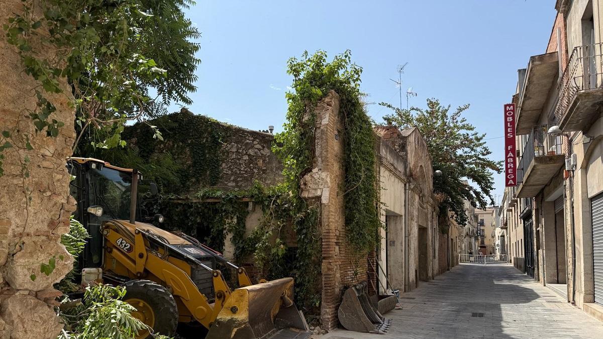 Les màquines treballant en els enderrocs del carrer Barceloneta