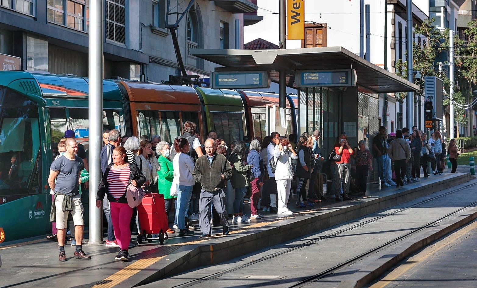 Colas en las paradas del tranvía en Santa Cruz