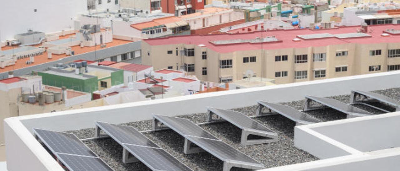 Placas fotovoltaicas en la cubierta de un edificio de viviendas de la capital grancanaria.