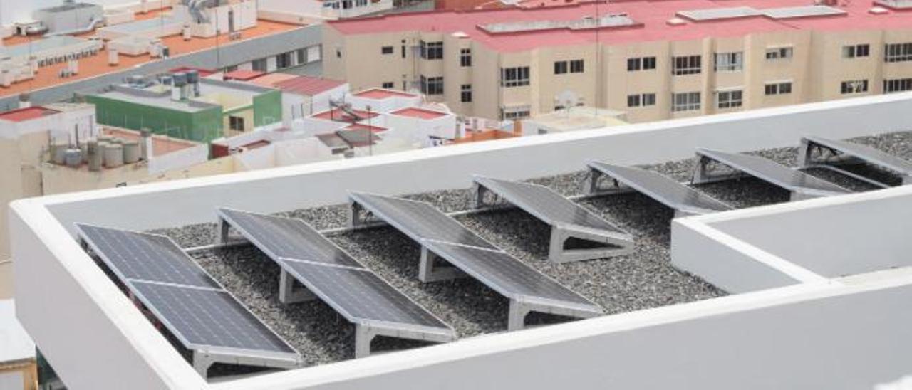 Placas fotovoltaicas en la cubierta de un edificio de viviendas de la capital grancanaria.
