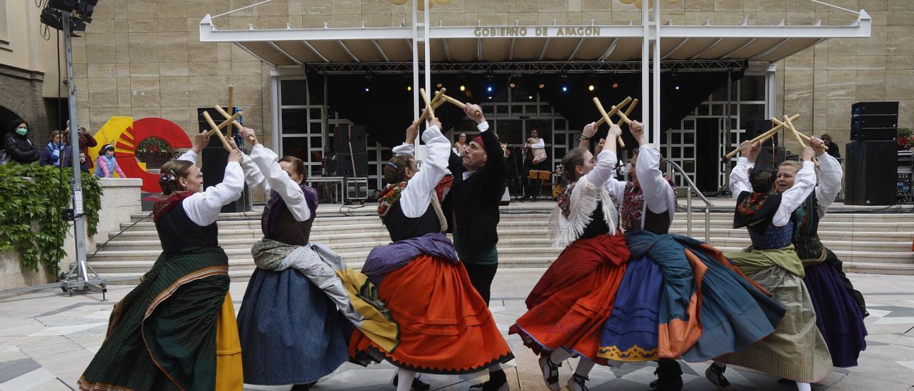 Varios grupos de dance han recibido a los visitantes del Pignatelli en el primer patio