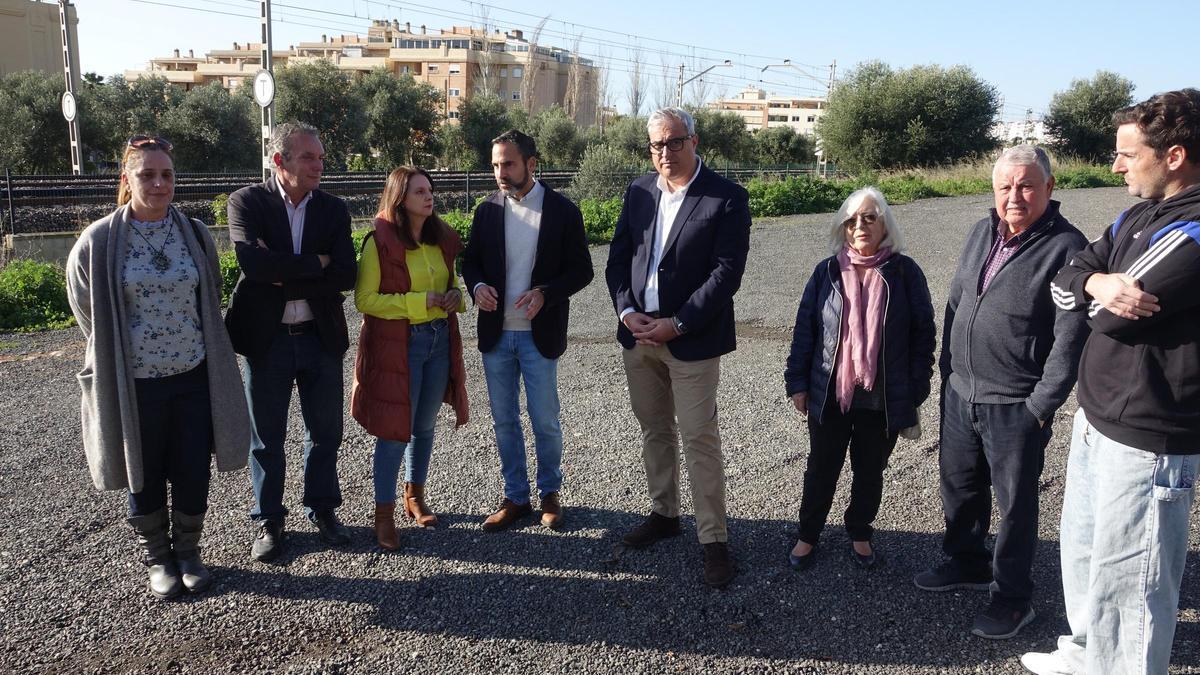 El secretario general del PSOE,Dani Pérez, ayer en Torremolinos rodeado por Antonio Ruiz, Maribel Tocón,Antonio Navarro y otros militantes.