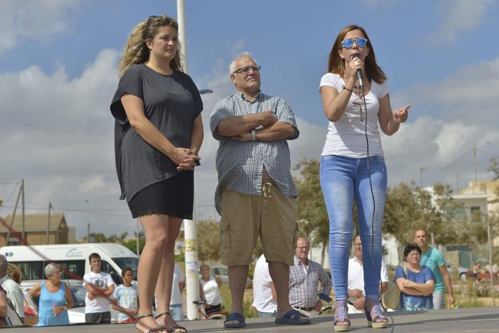 Protesta ante un Mar Menor que amanece cubierto de espuma