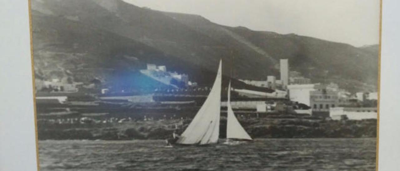 Barquillo y bote navegan a la altura de la baja de Cardoso o de la antigua Granja del Cabildo.