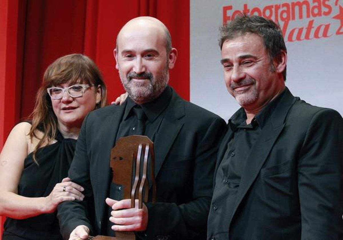 El actor Javier Cámara, acompañado por la directora Isabel Coixet y el actor Eduard Fernández, tras recibir el Fotogramas de Plata al mejor actor de cine por ’Vivir es fácil con los ojos cerrados’.