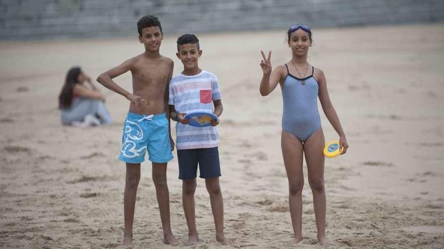 Tres niños del programa participan en un campamento deportivo de San Amaro en 2018.