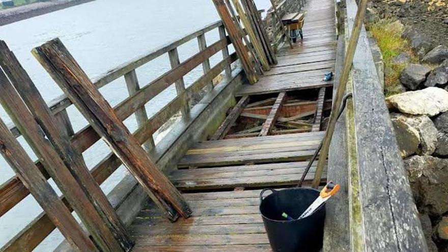Villaviciosa alerta del grave deterioro de pasarelas y puentes en el parque playa de Rodiles y los cerrará al público si no se reparan