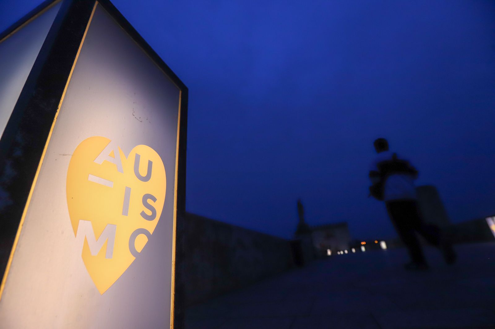 Córdoba vuelve a vestirse de azul en la carrera nocturna por el autismo