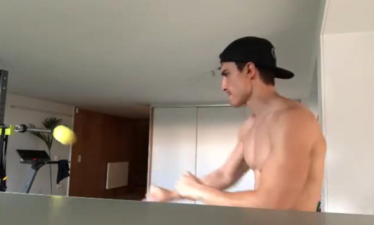 Álex González también entrena en algunas partes de su casa