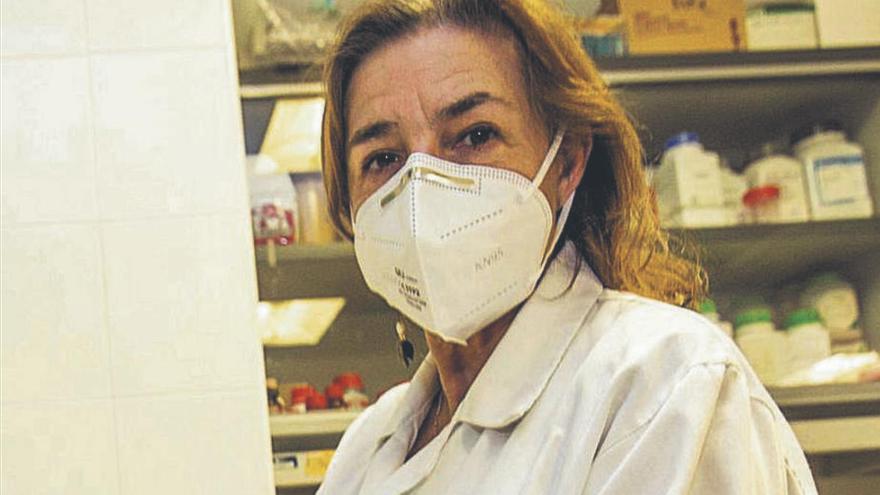 Francisca Colom en su laboratorio en el campus de Sant Joan de la UMH.