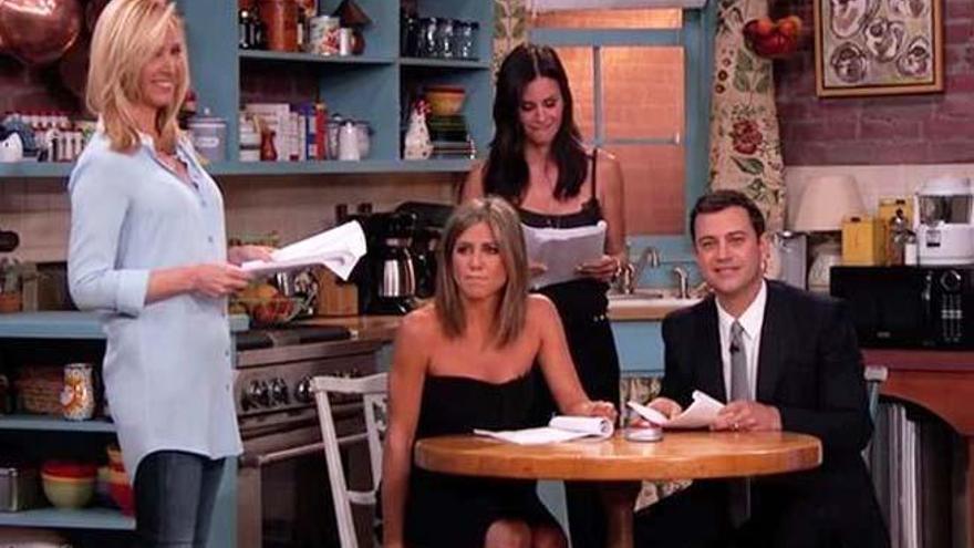 El reencuentro de Rachel, Monica y Phoebe en el apartamento de &#039;Friends&#039;