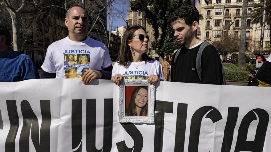 Angehörige von Paula Fornés vor dem Beginn des Gerichtsprozesses gegen die Unfallfahrerin. 