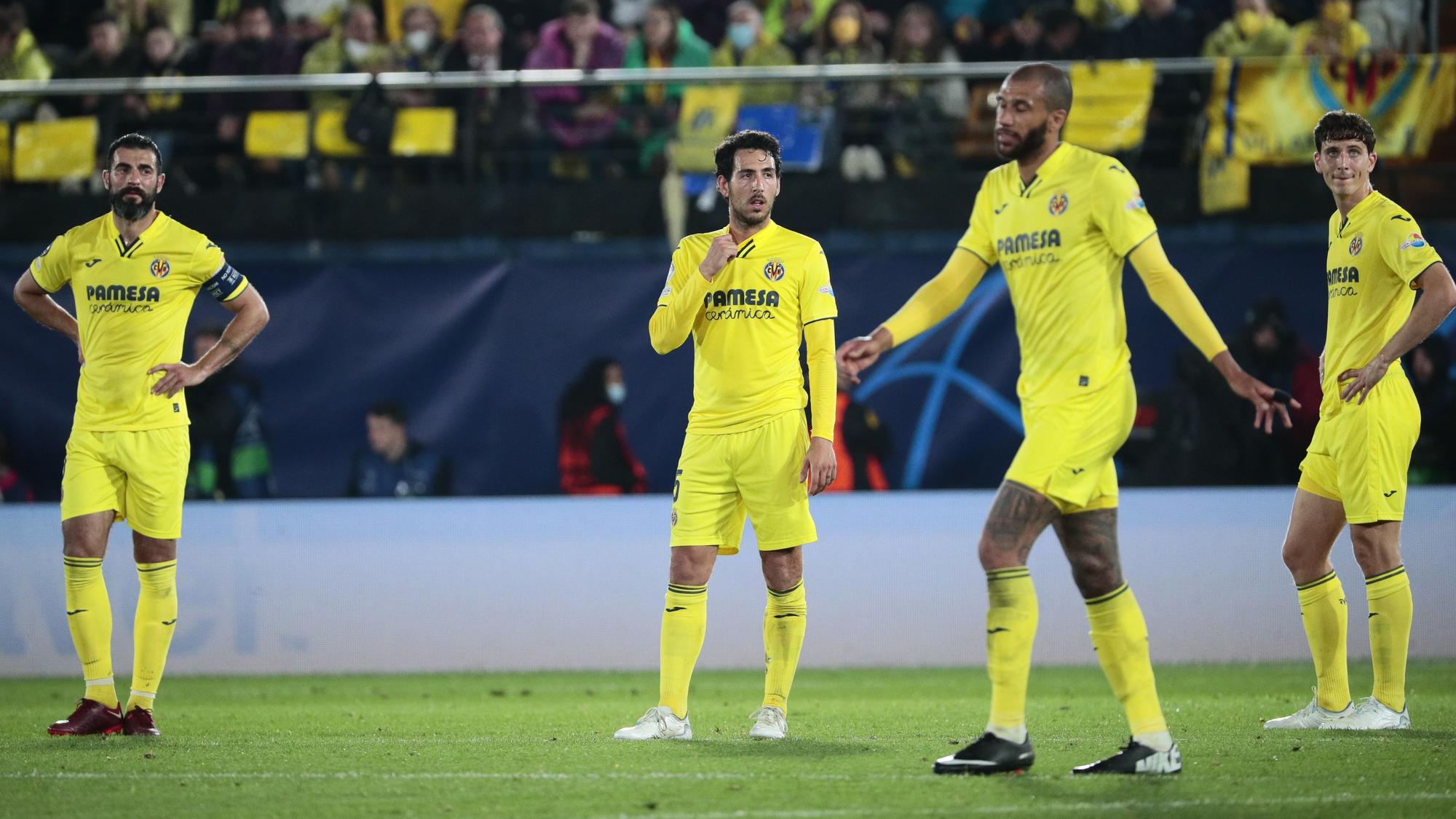 VILLARREAL (CASTELLÓN), 03/05/2022.- Los jugadores del Villarreal reaccionan tras el tercer gol del Liverpool, durante el partido de vuelta de las semifinales de la Liga de Campeones que disputan hoy martes en el estadio de La Cerámica. EFE/Biel Aliño