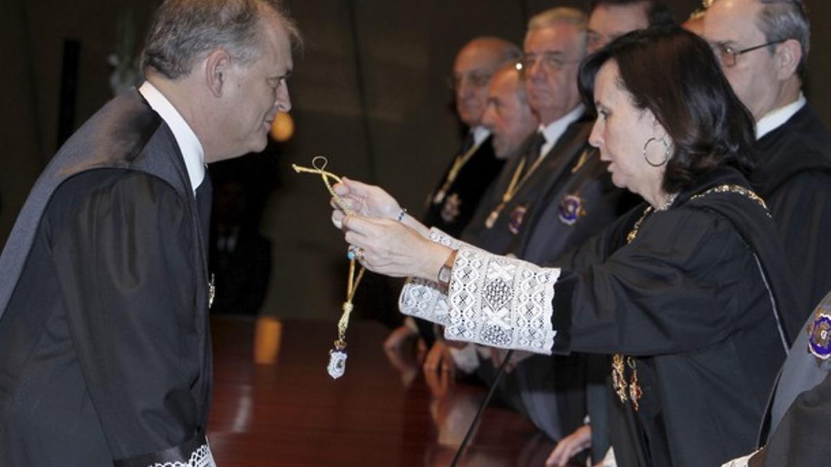 Luis Ortega recibe la medalla de magistrado del Constitucional de la entonces presidenta del tribunal, María Emilia Casas, durante su toma de posesión en enero del 2011.