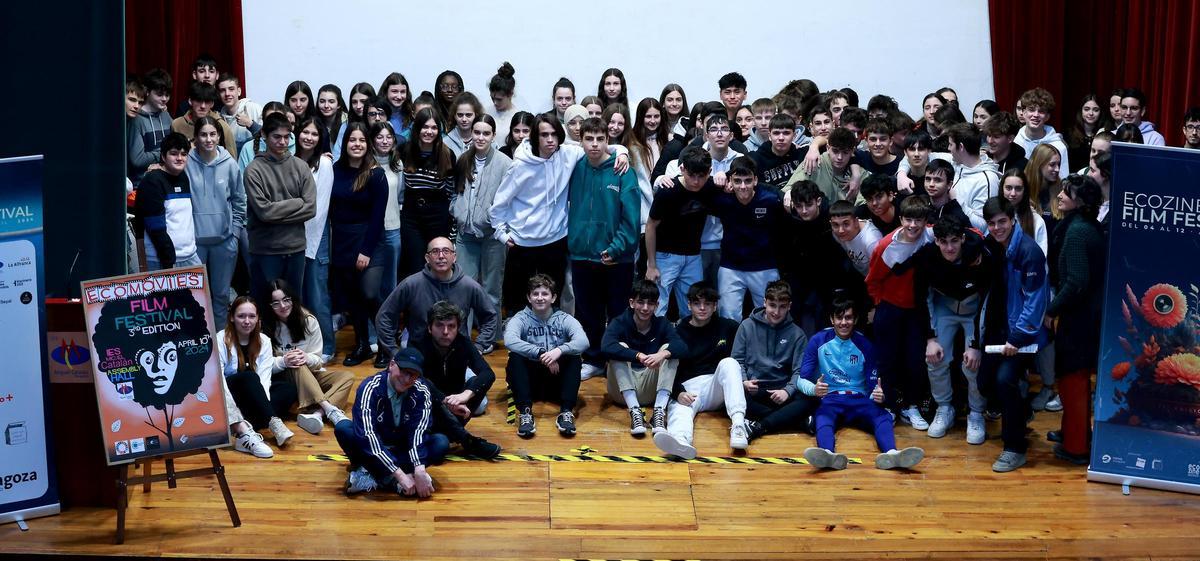Los estudiantes con los responsables y cineastas de Ecozine.
