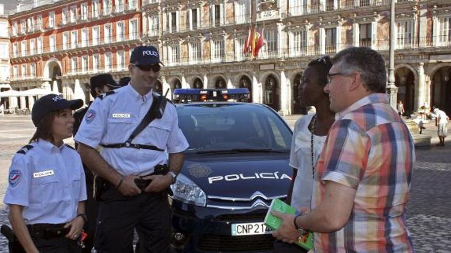 Fotografía facilitada por la Policía Nacional a cuyos agentes se han unido este verano colegas de la Policía francesa (i) para reforzar la atención al turista en puntos clave de la geografía como Madrid y Málaga dentro del proyecto denominado &quot;Comisarías europeas&quot;. Este año cuatro efectivos de la &quot;Police Nationale&quot; francesa patrullan zonas con especial afluencia de turistas como la Puerta del Sol y sus aledaños en Madrid o la llegada de pasajeros en barcos o trenes en Málaga, ofreciendo al viajero galo una atención integral y en su propia lengua.