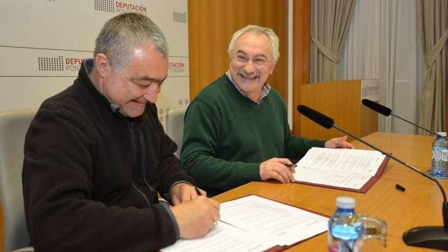 Carlos Vales y César Mosquera, en la firma de ayer. // G. Santos