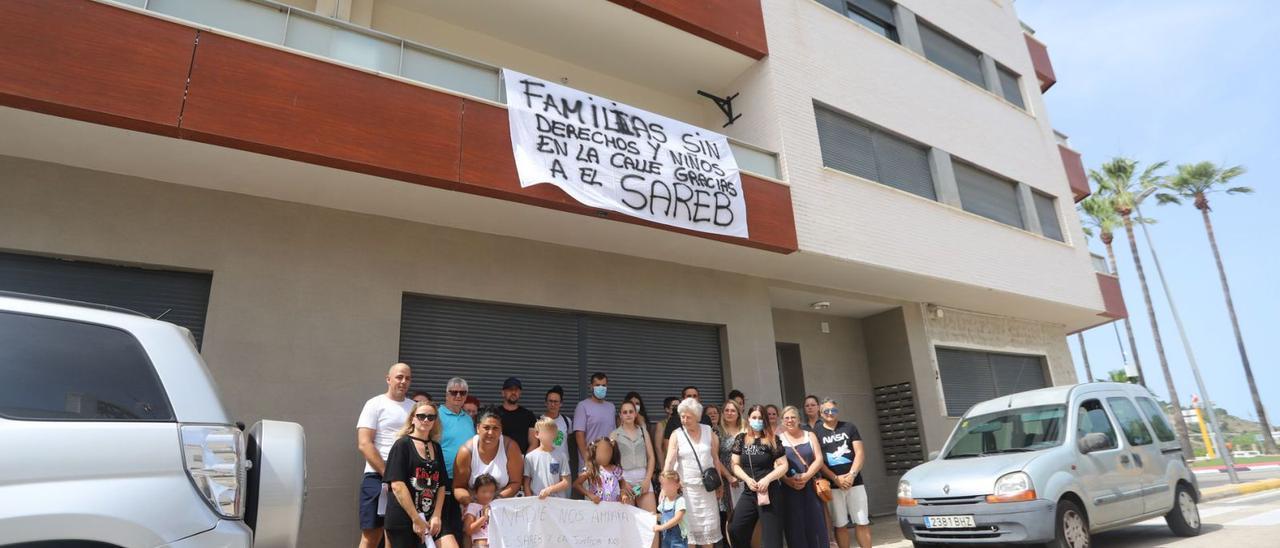Las familias afectadas por la resolución de desahucio de septiembre, ante el edificio de la calle de Santa Isabel de la Font d’en Carròs.                         | T. Á .C.