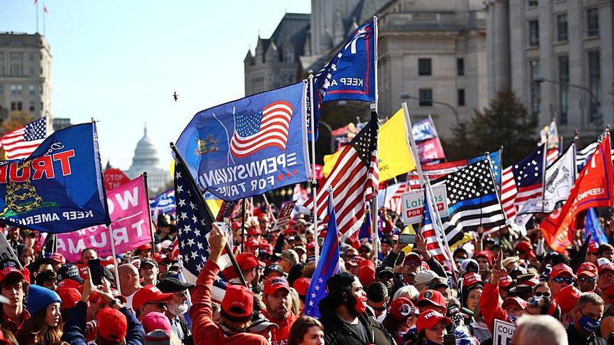 Seguidors de Trump manifestant-se ahir pels carrers de Washington.