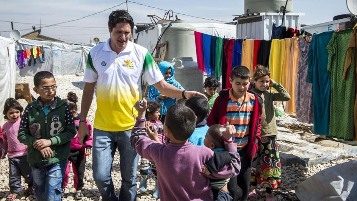 Edmilson, con unos niños en el campo de refugiados de Al Hariryeh, en Líbano.