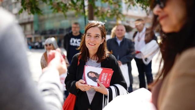Inés Rey reparte propaganda de su candidatura cerca de un árbol en O Castrillón.   | // LA OPINIÓN