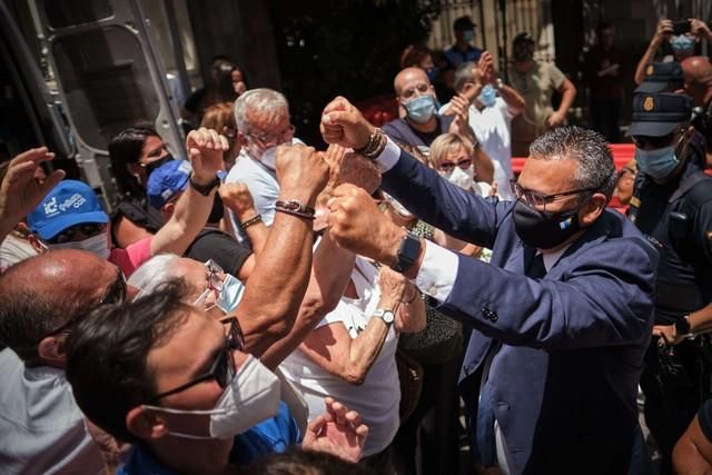 Concentración y ambiente exterior al pleno de la moción de censura en Santa Cruz Jose Manuel Bermudez Baston Patricia Hernandez   | 13/07/2020 | Fotógrafo: Andrés Gutiérrez Taberne