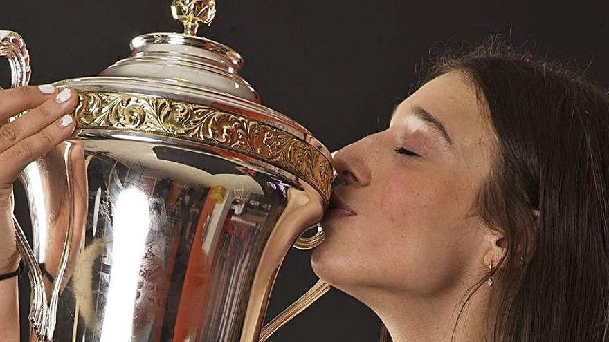 Raquel Carrera, besando el trofeo de la Eurocup Women