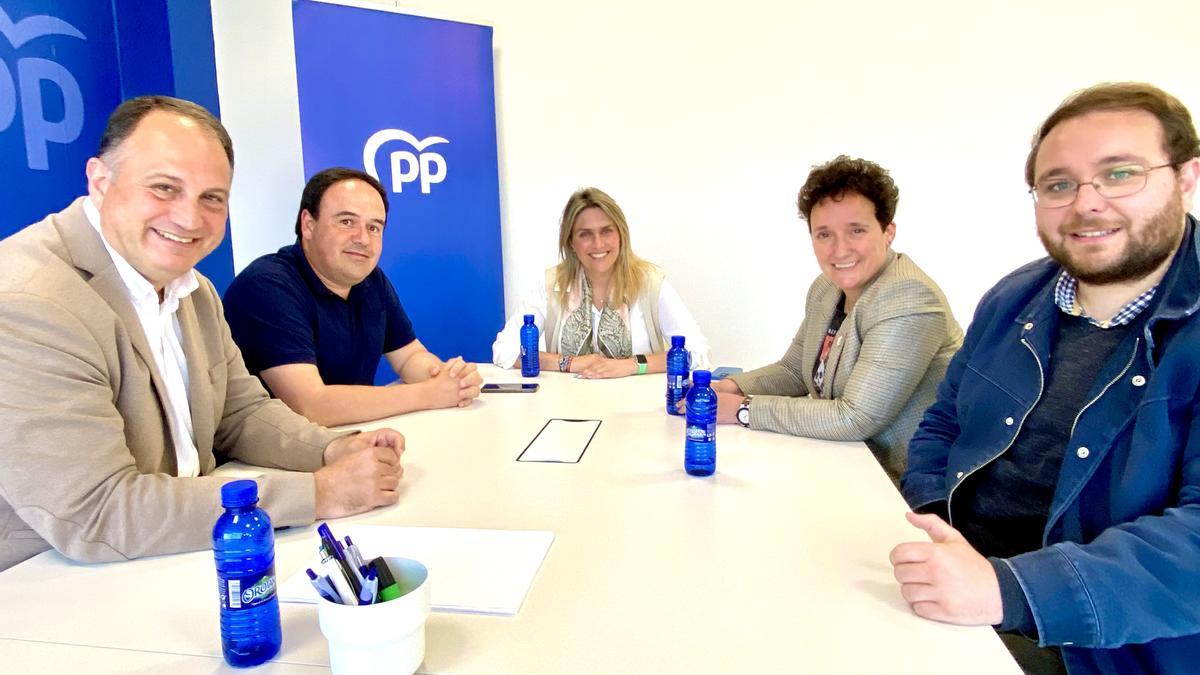 Un momento de la reunión a tres bandas de representantes del PP de Onda, el provincial de Castellón y el PPCV