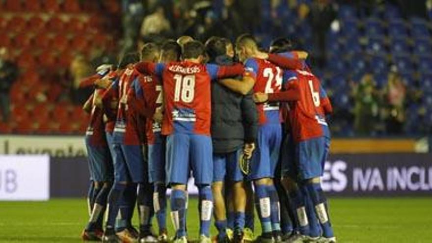 Los jugadores del Levante UD forman una piña tras un partido celebrado en Orriols.