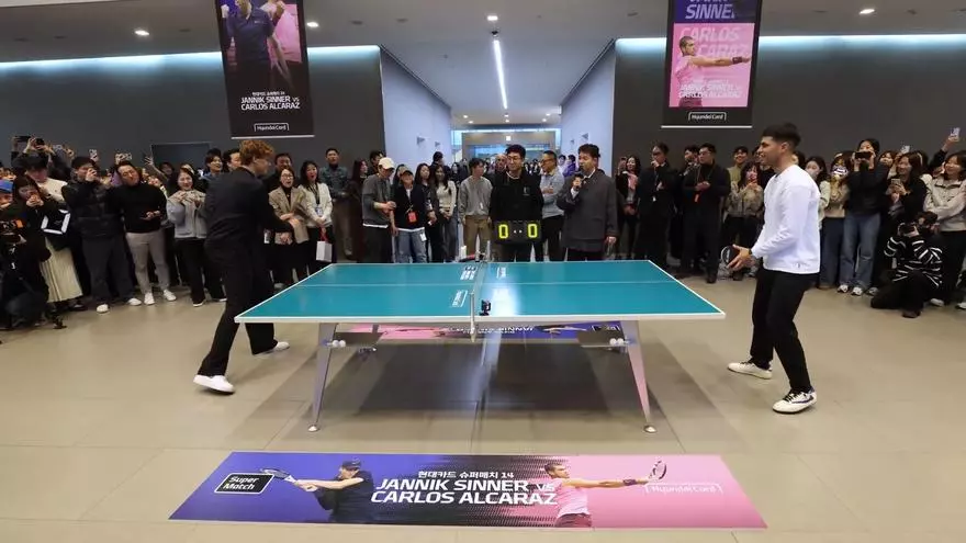 Alcaraz y Sinner trasladan su rivalidad a la mesa de ping pong