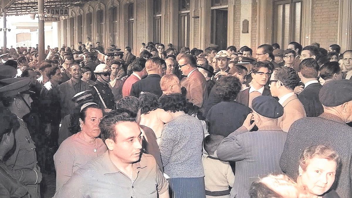 Estación Murcia del Carmen, llegada de peregrinos procedentes de Lourdes, siendo recibidos por el Alcalde de Murcia, Miguel Caballero (hacia 1969). Archivo TLM (foto coloreada)