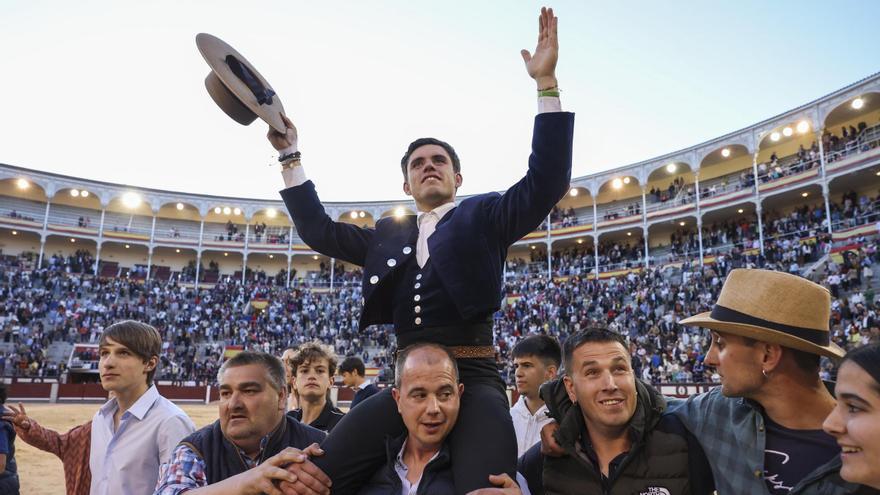 Guillermo Hermoso de Mendoza, a hombros, roba el protagonismo a su padre en su despedida de Madrid