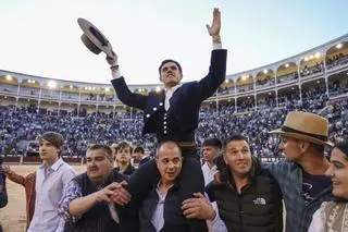 Guillermo Hermoso de Mendoza, a hombros, roba el protagonismo a su padre en su despedida de Madrid