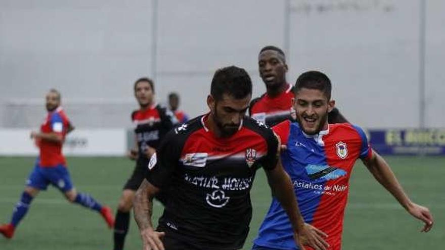 Sergio Ríos presiona a un rival en un partido de esta temporada.