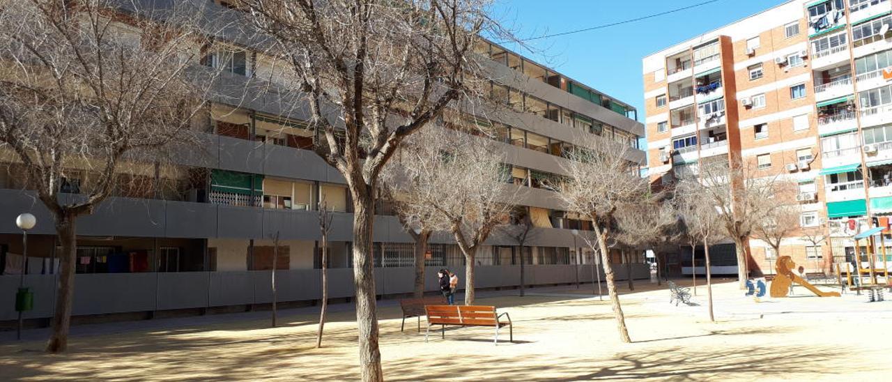 Un bloque de viviendas de Santa Isabel con los bajos enrejados y uno tapiado para impedir que la vivienda sea ocupada ilegalmente.