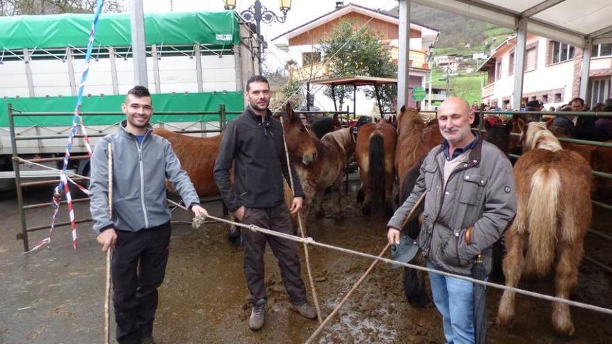 Borja y Alberto Bueno, con sus caballos, y César Álvarez, comprador.