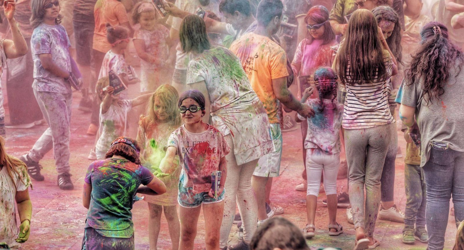 Niños y mayores disfrutando de la Holi´party de 2024 en Piedras Blancas.