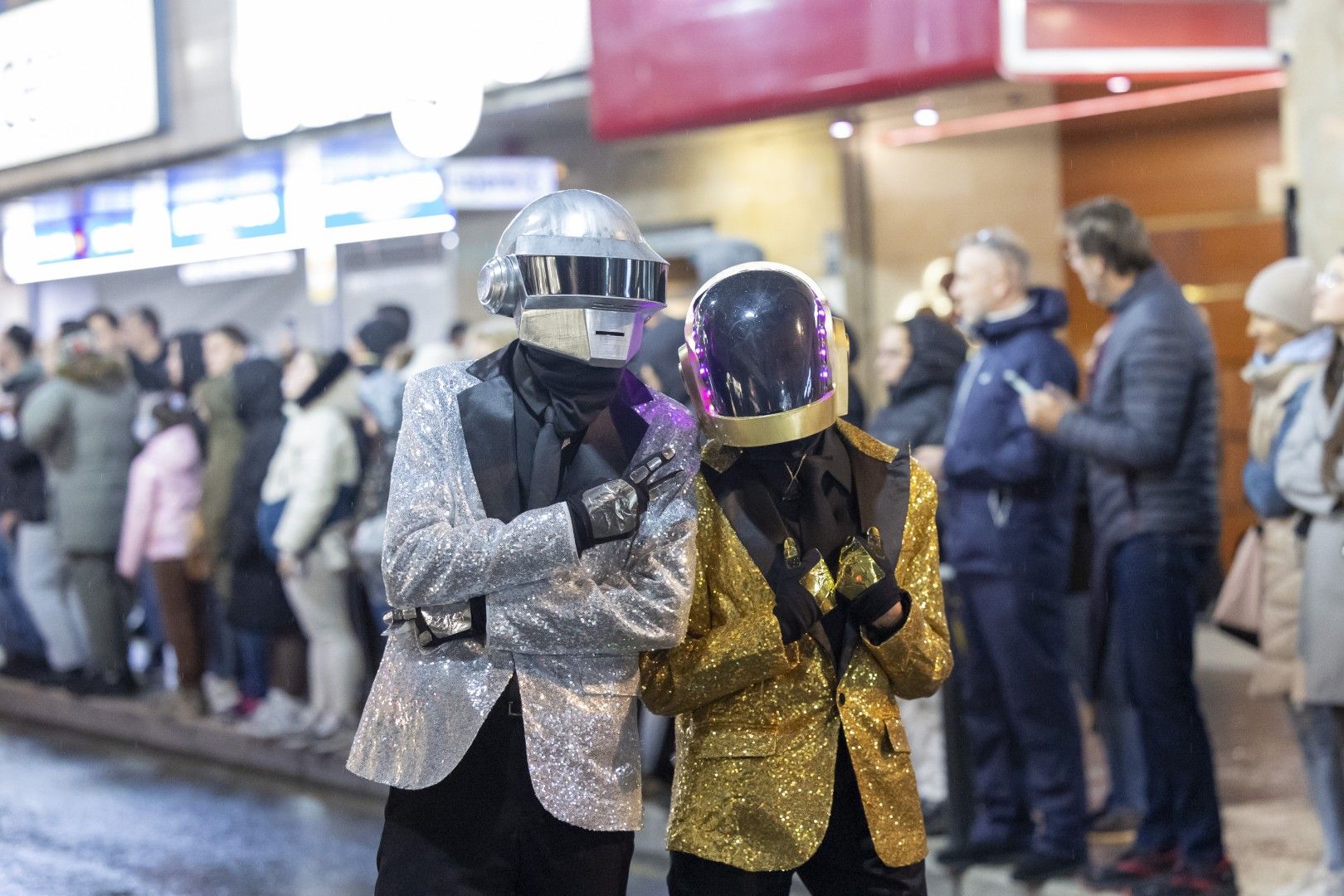 Aquí las mejores imágenes del desfile nocturno del Carnaval de Torrevieja 2025 que salió a la calle desafiando el viento y la lluvia