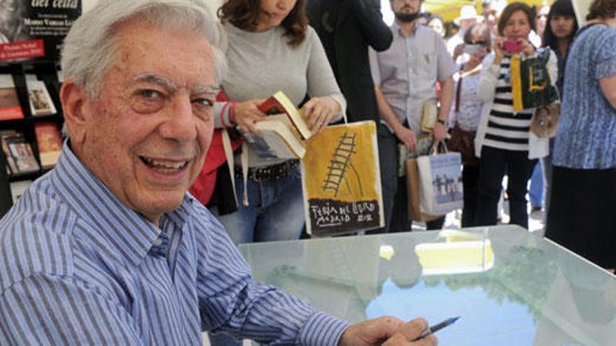 Mario Vargas Llosa en una firma de libros