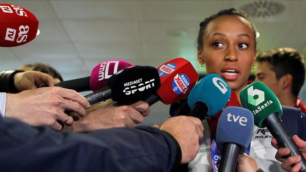 Ana Peleteiro, campeona de Europa de triple salto, atendiendo a la prensa a su llegada a Madrid, este lunes.