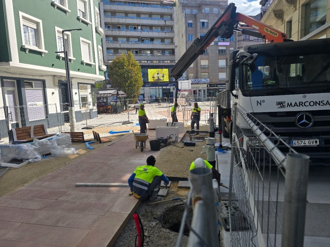 La calle de Clara Campoamor, antes Conde Vallelano, afronta la instalación de mobiliario y la plantación de jacarandas.