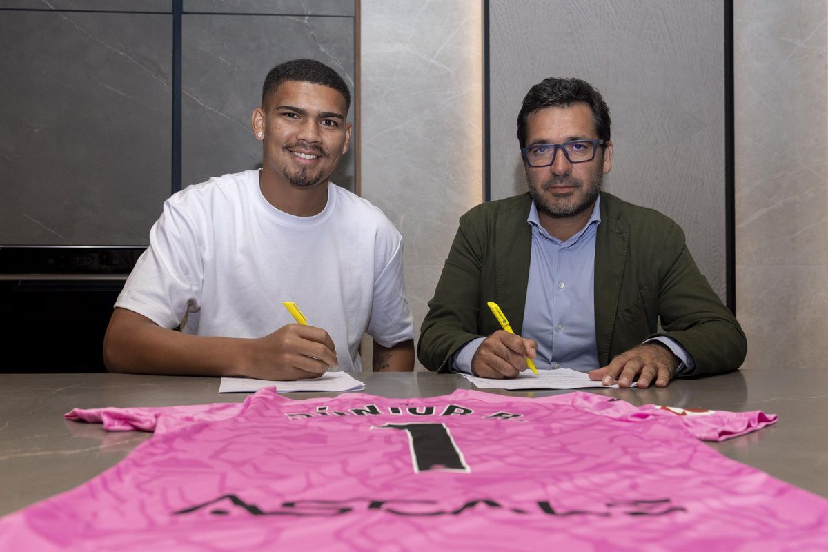 Luiz Júnior (i), firmando el contrado con el consejero delegado del Villarreal, Fernando Roig Negueroles.