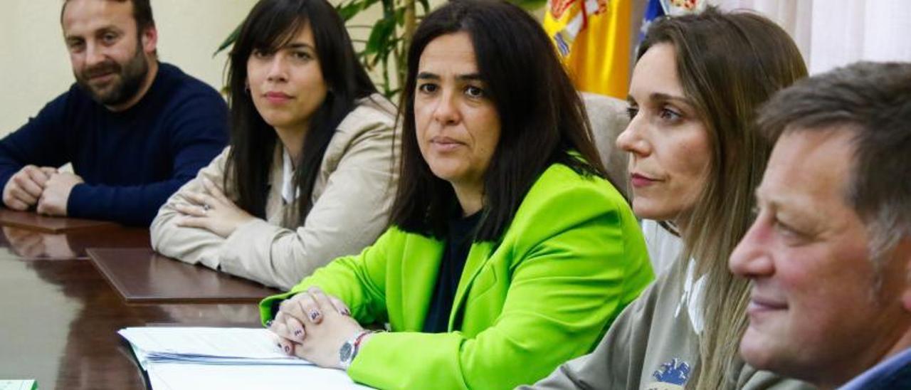 Marta Giráldez, en el centro, ayer junto a sus compañeros de gobierno. |   // I.ABELLA