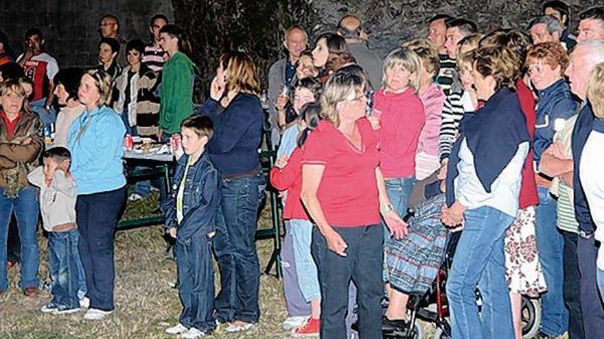 Tabeirós-Montes vive el San Xoán con múltiples &quot;lumeiros&quot; y sardinadas