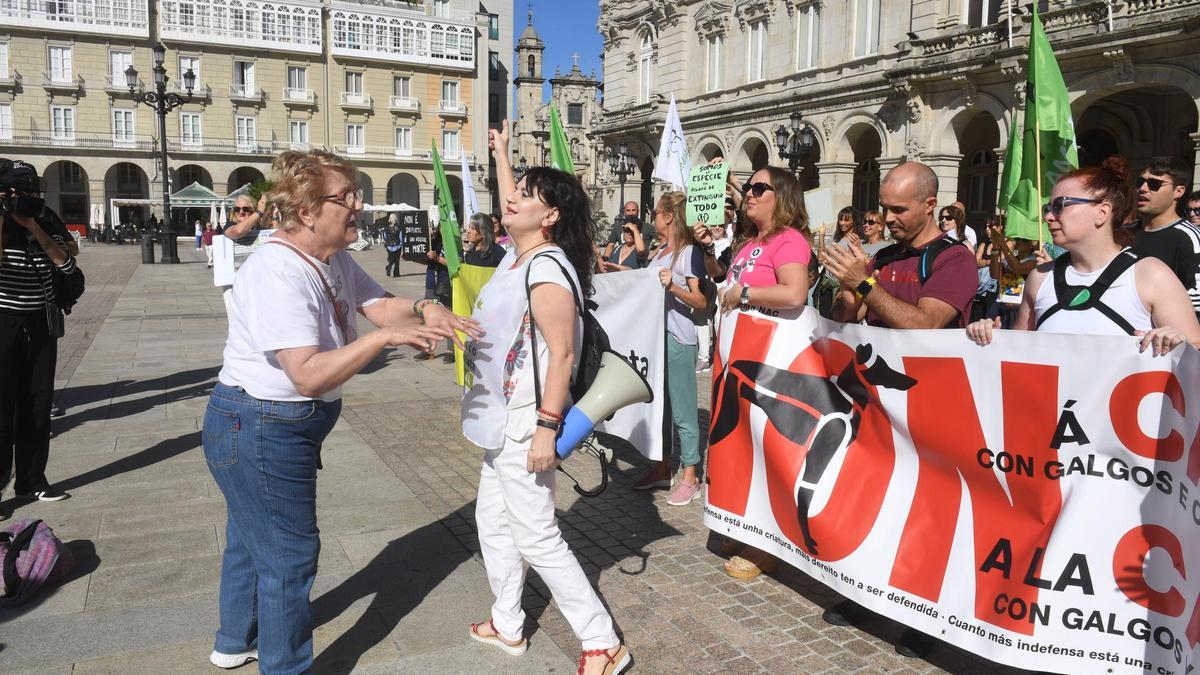Animalistas se concentran en A Coruña contra la &quot;masacre de jabalíes&quot; y piden medidas éticas para controlar la especie