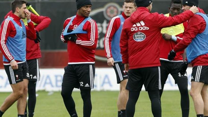 Cladio Beauvue, junto a sus compañeros en un entrenamiento. // R. Grobas