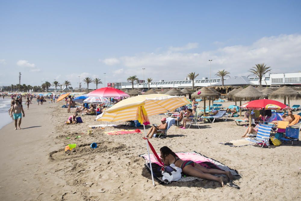 Veraneantes y visitantes en las playas de l'Horta.