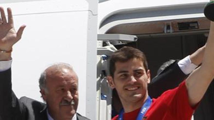 Casillas y Del Bosque saludan con la copa del Mundial, a la salida del avión.