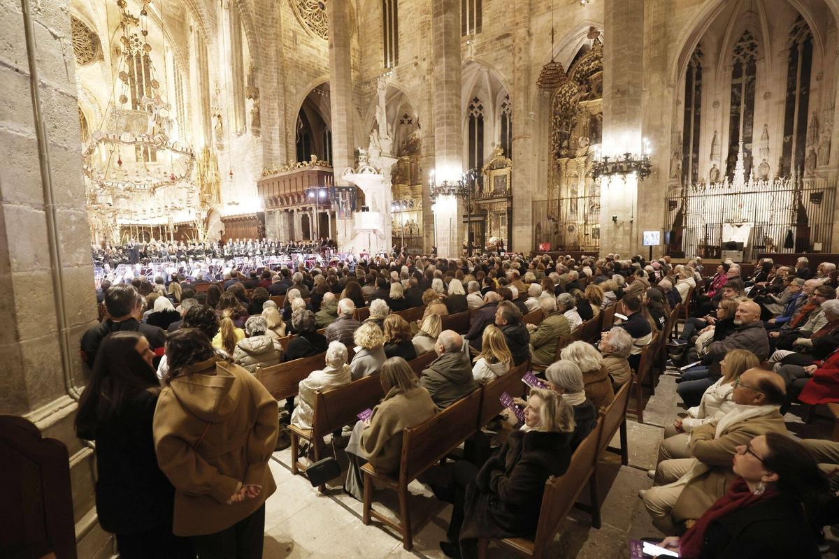 Doña Sofía y las infantas Elena y Cristina, acompañadas de Victoria Federica e Irene Urdangarin, en el Concierto de Semana Santa que se celebra en la Catedral de Mallorca