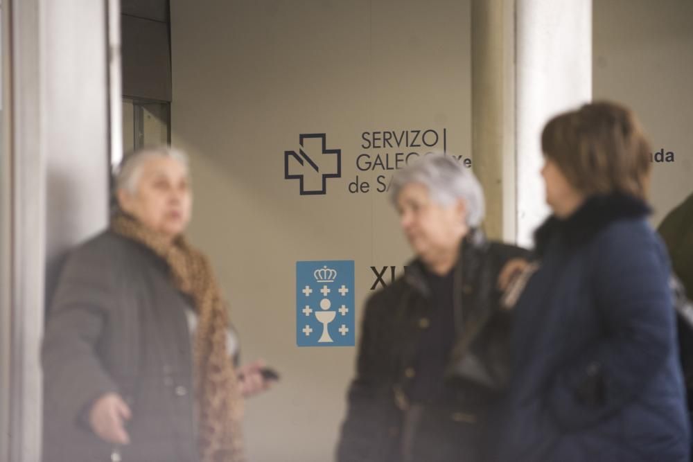 Once profesionales del Hospital de A Coruña, donde está ingresado, están aislados preventivamente en sus domicilios por haber mantenido contacto con el paciente.